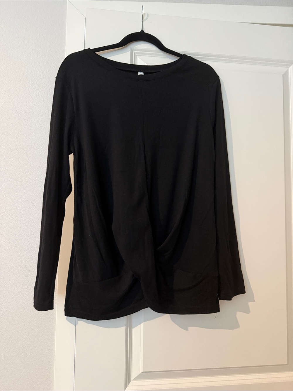 Women’s Black Long-Sleeve Twist Front Top